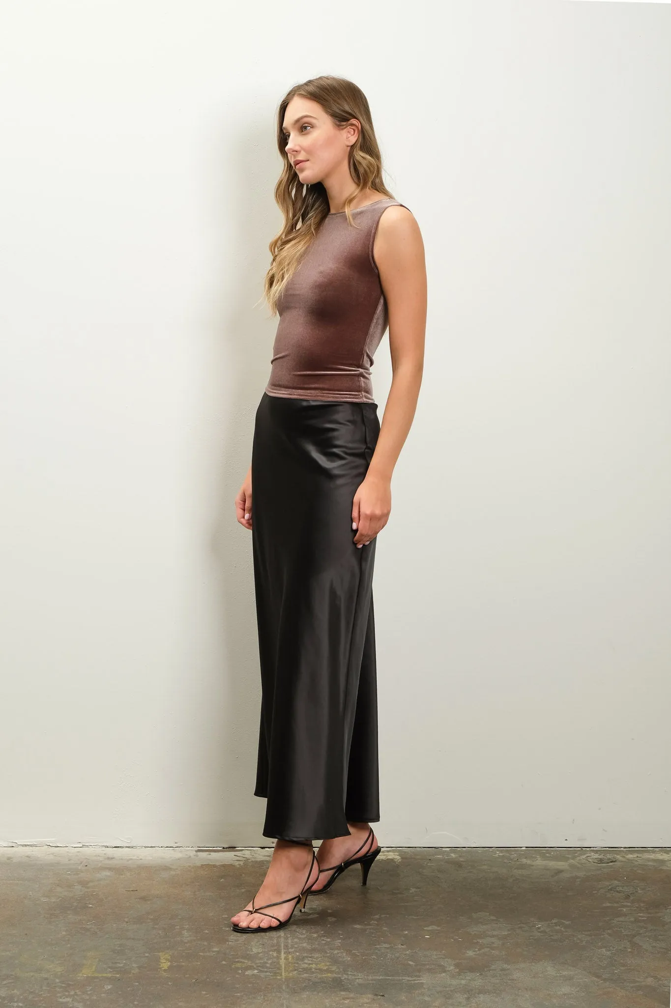 VELVET BOAT NECK SLEEVELESS KNIT TOP